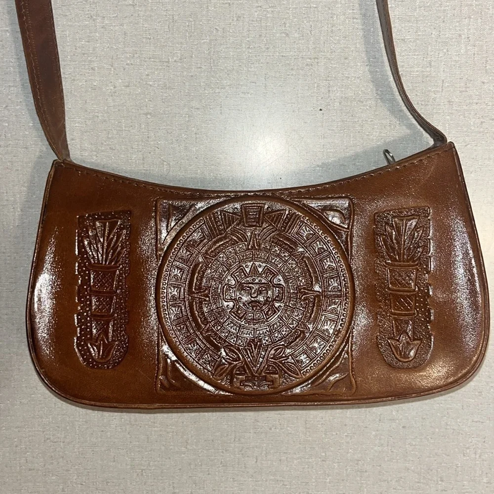 VEUC LEATHER SHOULDER BAG SM. TO MED. MADE IN MEXICO AS FEATURED ON THE FRONT. - Picture 3 of 12